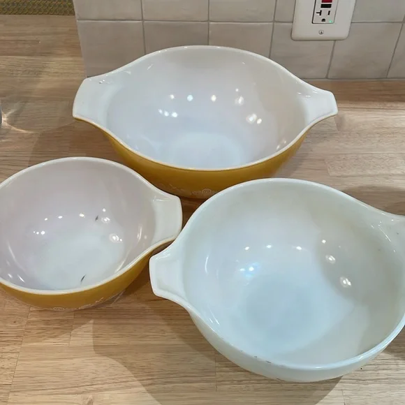 1970’s vintage Pyrex Gold Butterfly Cinderella nesting Bowls set of 3 - Picture 2 of 10